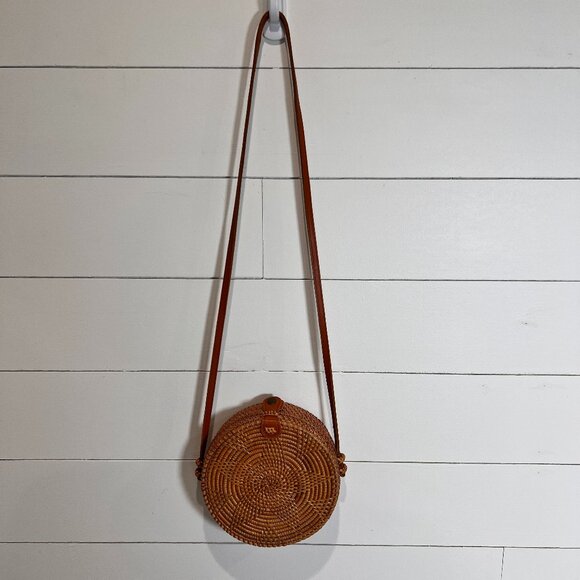 Round Straw Purse with Snap Closure - Picture 1 of 6